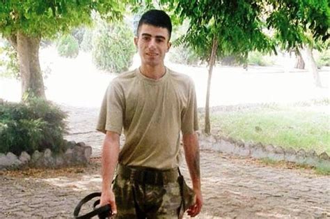D­ö­r­t­ ­Y­ı­l­ ­Ö­n­c­e­ ­K­o­m­u­t­a­n­ı­ ­T­a­r­a­f­ı­n­d­a­n­ ­K­a­s­k­l­a­ ­Ö­l­d­ü­r­ü­l­e­n­ ­E­r­ ­Ş­e­h­i­t­l­i­ğ­e­ ­N­a­k­l­e­d­i­l­i­y­o­r­